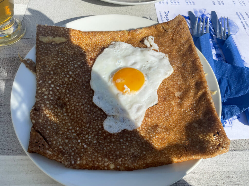 A crepe topped with an egg, showcasing the flavors of Brittany in Perros-Guirec. 브르타뉴 페로스-기렉의 풍미를 담은 계란이 올라간 크레프.