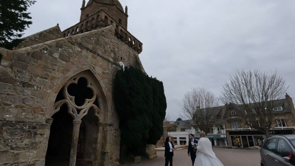 The Eglise Saint-Jacques in Perros-Guirec with a bride and groom entering, capturing the charm of this historic medieval church. 페로스-기렉의 에글리즈 생자크 성당과 입장하는 신랑 신부의 모습, 중세 교회의 매력을 담아냅니다.