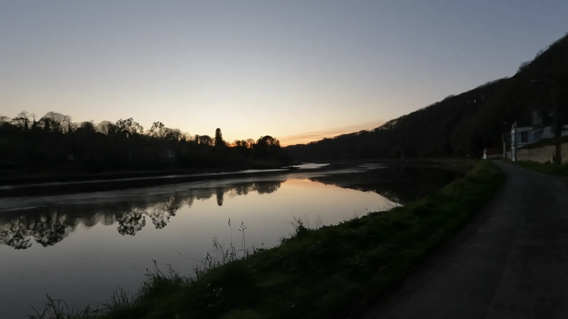 Sunset by the Le Guindy river with a faint reflection of the opposite bank 라니옹 여행 레게흐 강변에서 보이는 희미한 반대편 기슭의 반사와 함께한 석양