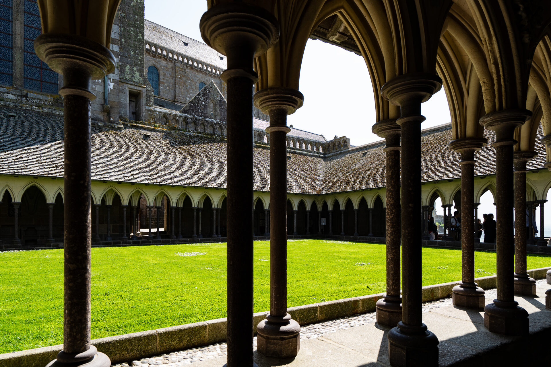 Mont Saint-Michel travel abbey exterior columns and green courtyard 몽생미셸 여행 수도원 외부 기둥과 푸른 정원