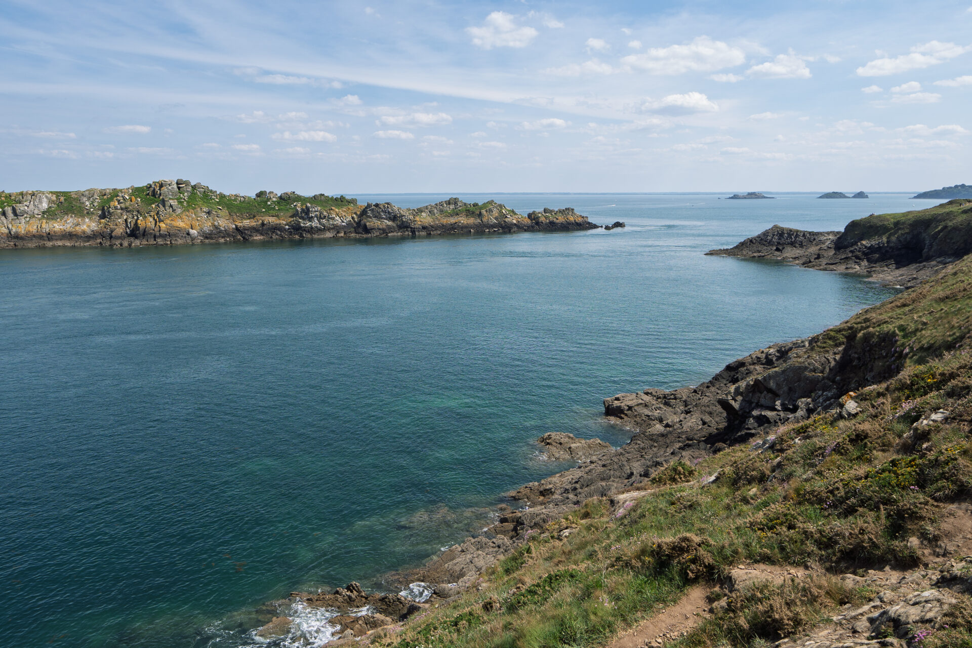 Pointe du Grouin and Ile Ronde, Cancale, Brittany, France. 캉칼 푸앵뜨 뒤 그랭 절벽 해안과 렁드 섬