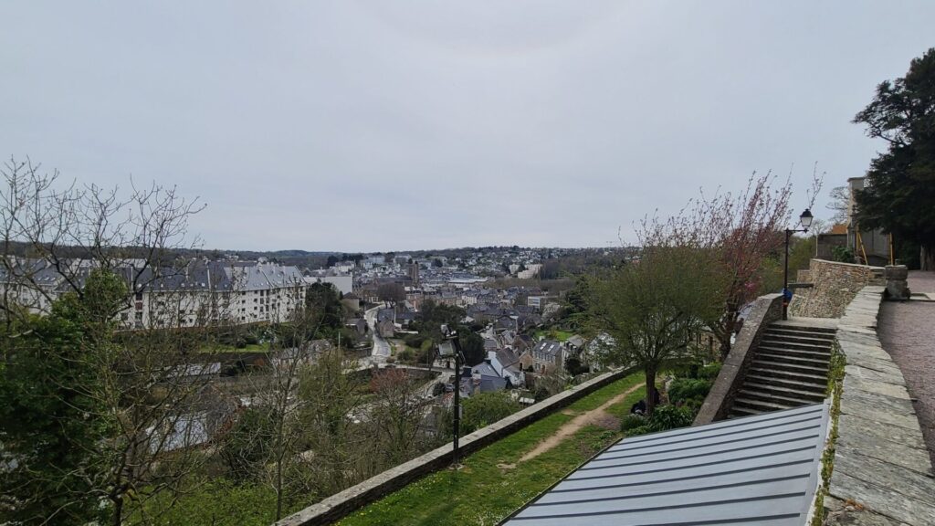 Lannion travel viewpoint from Brélévenez overlooking the rooftops 라니옹여행 브렐레베네즈 성당에서 내려다본 지붕 풍경