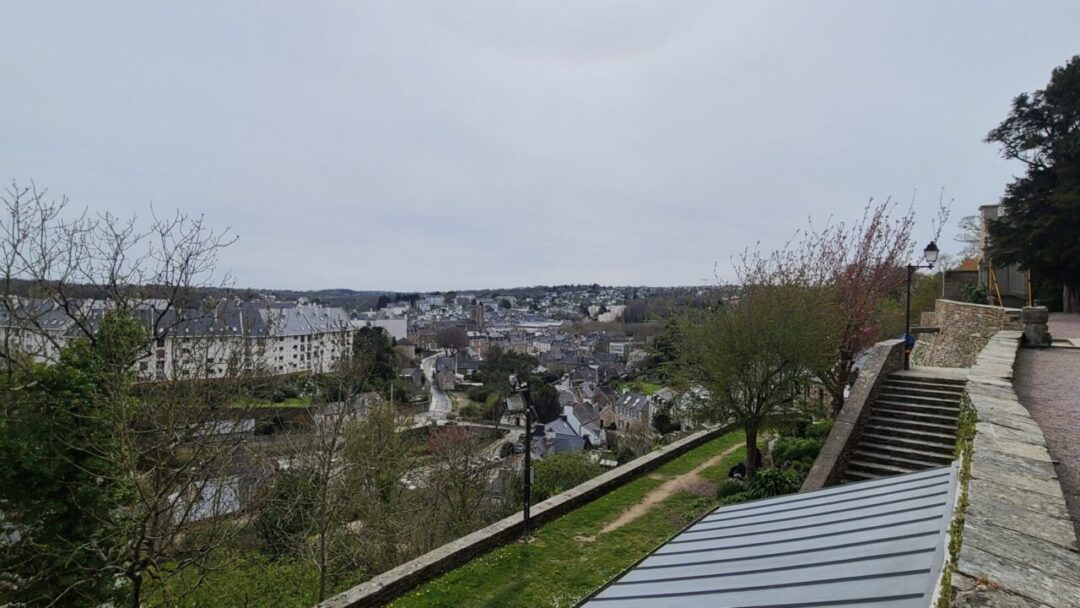 A panoramic view of Lannion’s slate rooftops from Brélévenez Church. 브렐레베네즈 성당 앞에서 내려다본 라니옹의 슬레이트 지붕들.