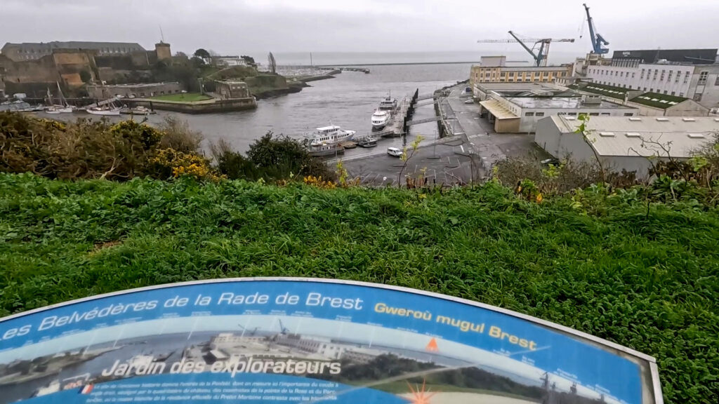 View of The Garden of the Explorers in Brest, overlooking the harbor and sea 브레스트의 탐험가의 정원에서 내려다본 항구와 바다 풍경