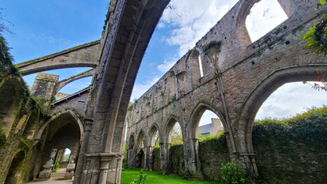 Crumbling outer walls of Beauport Abbey, standing tall despite the passage of time. 세월의 흔적이 묻어 있는 보포르 수도원의 붕괴 직전 외벽