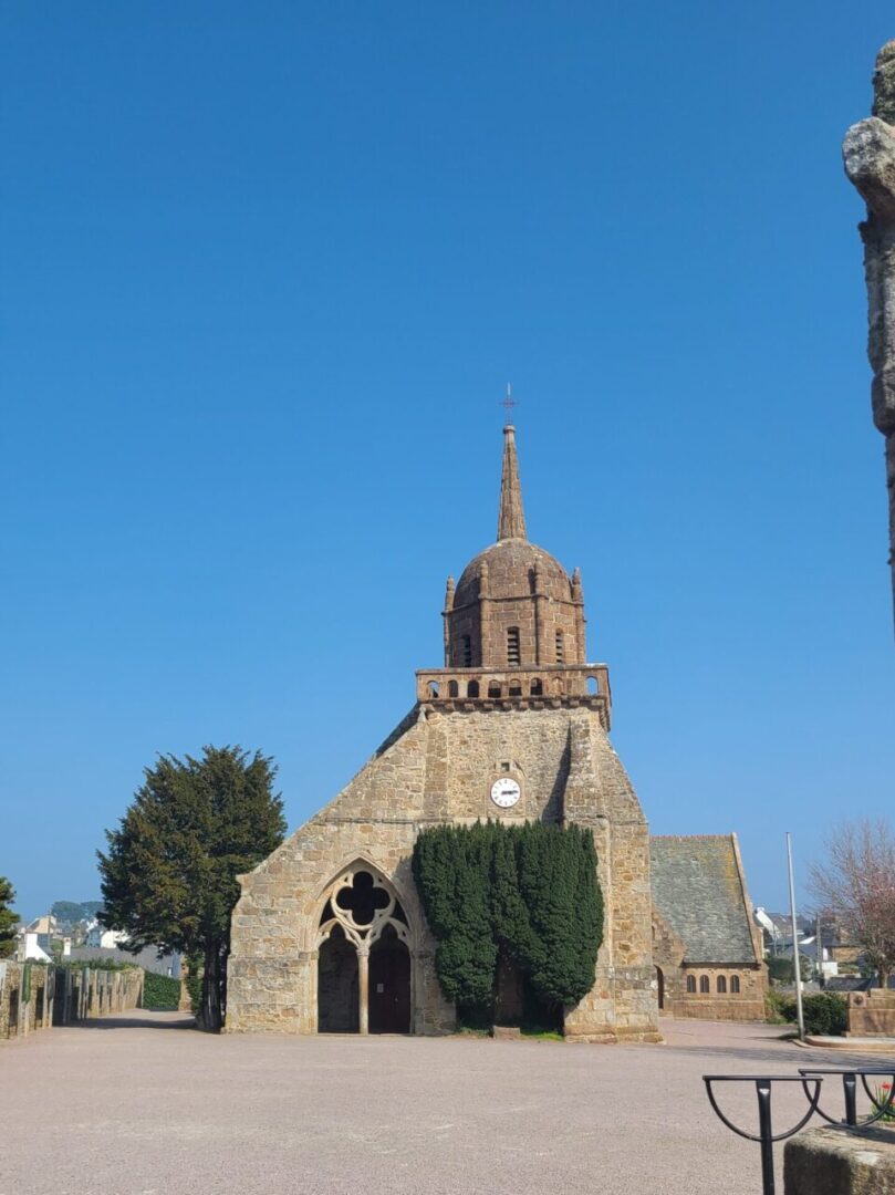 Église Saint-Jacques in Perros-Guirec, a historic church built with pink granite, featuring Romanesque and Gothic architectural styles. 페로스기렉의 생자크 성당, 핑크 화강암으로 지어진 역사적인 교회로 로마네스크와 고딕 양식이 혼합된 건축물.