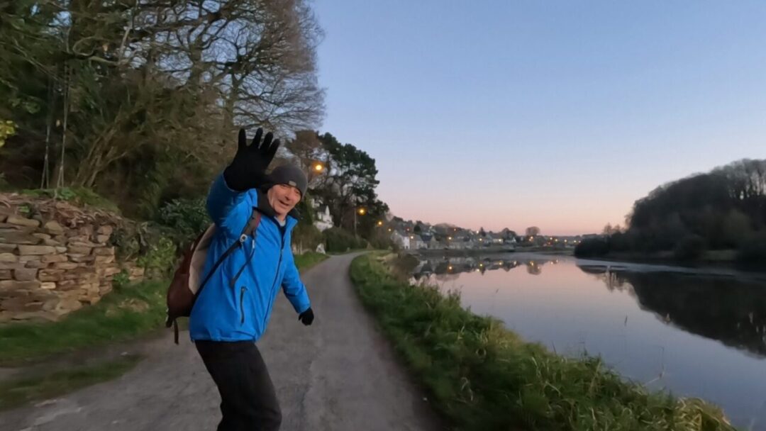 A man waving at the GoPro camera along the banks of the Le Léguer River in Lannion. 라니옹 Le Léguer 강변에서 고프로 카메라를 보고 손을 흔드는 아저씨.