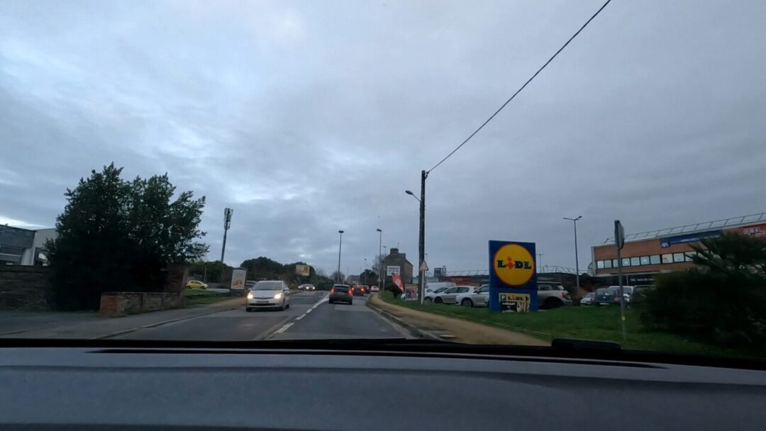 The sign of LiDL supermarket in Lannion, known for budget-friendly options. 라니옹 LiDL 마트 간판, 가성비 좋은 제품으로 유명한 마트.
