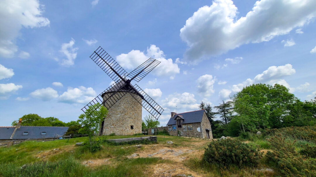 A traditional windmill standing on Mont-Dol against a blue sky. 푸른 하늘을 배경으로 몽돌에 우뚝 선 전통적인 풍차.