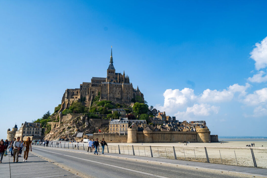 A view of Mont Saint-Michel from the Passerelle bridge while leaving the island. 몽생미셸을 떠나며 파세렐 다리 위에서 촬영한 전경.