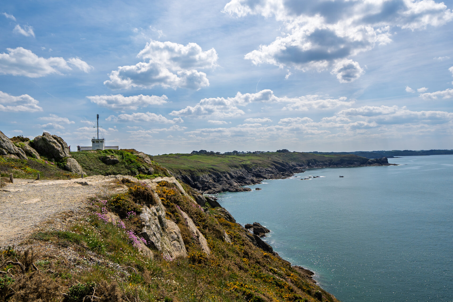 Panoramic view of Pointe du Grouin's left coastline with rugged cliffs and waves crashing, 바다와 절벽이 어우러진 푸앵뜨 뒤 그랭의 좌측 해안선 전경