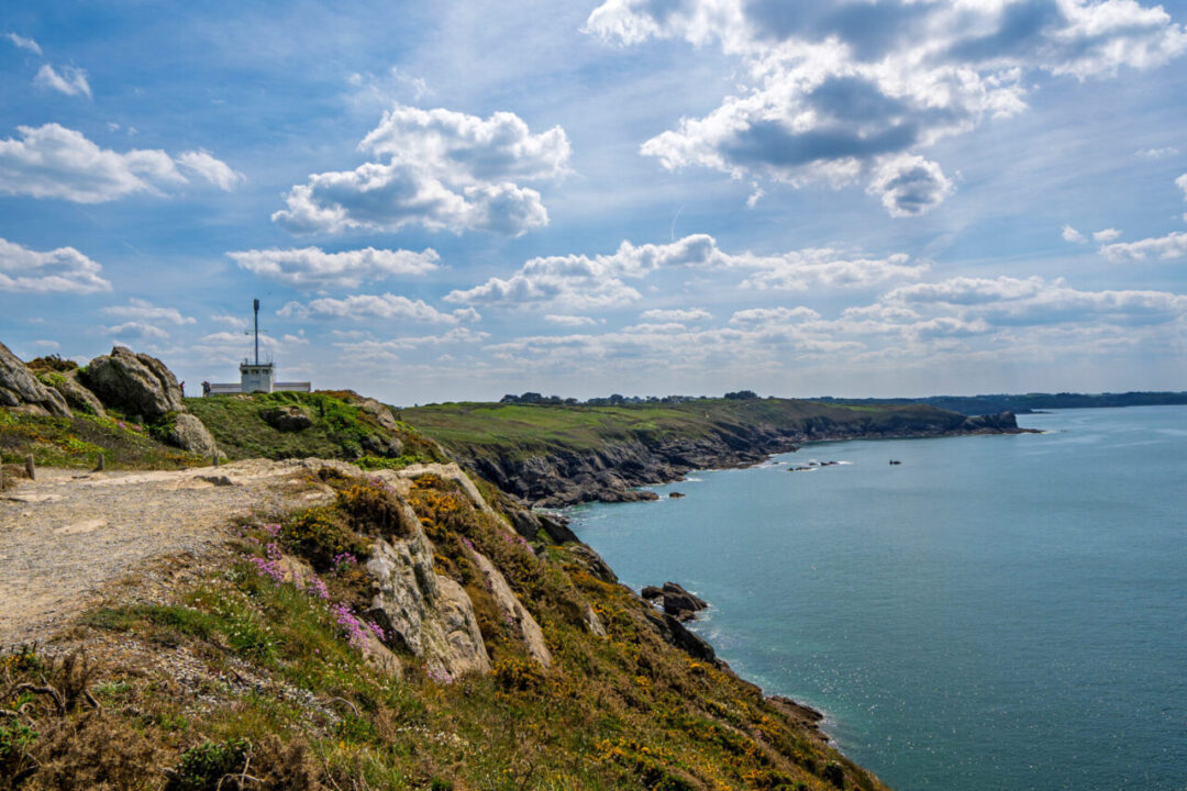The rugged coastline to the left of Pointe du Grouin, stretching into the distance. 푸앙뜨 듀 그루앙에서 왼쪽으로 펼쳐진 거친 해안선.