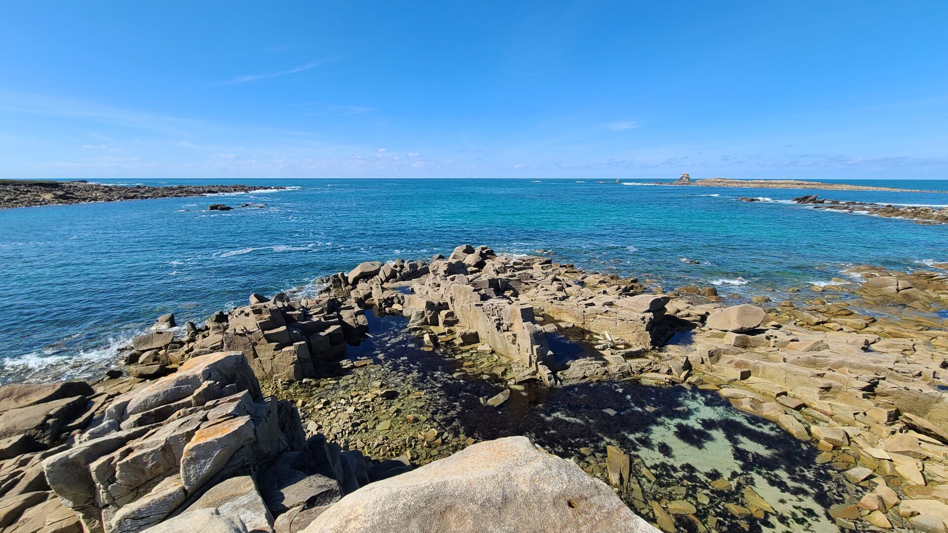 Ile Grande travel rocky vantage point overlooking the wide ocean 일르그헝드여행 거친 바위 위에서 바라본 망망대해