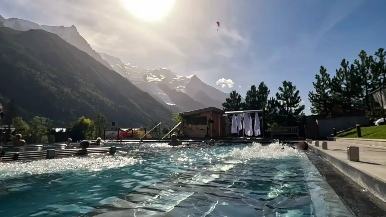 A stunning view of Mont Blanc from the infinity pool at QC Terme Chamonix, taken from the spa near the sunbed zone. QC Terme Chamonix 인피니티풀 선베드 존 앞 스파에서 바라본 몽블랑의 웅장한 모습