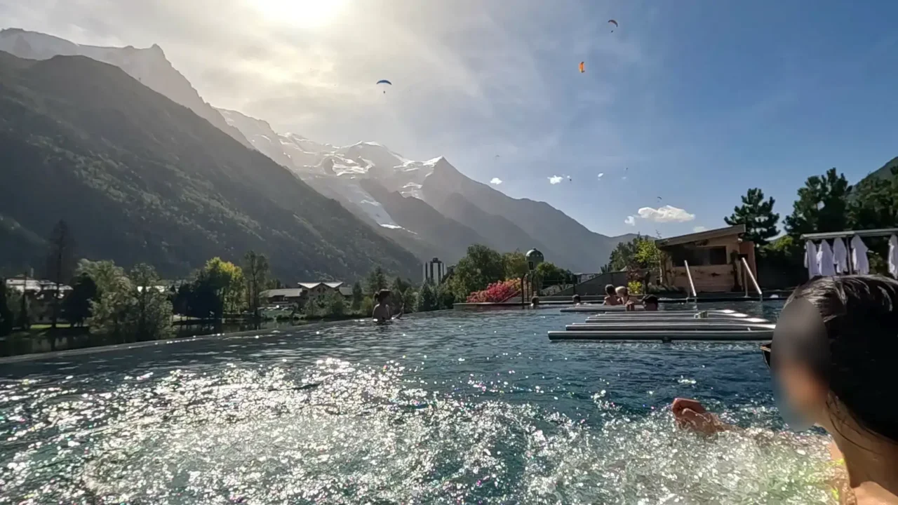 A relaxing moment in the infinity pool at QC Terme Chamonix, looking towards the right side with Mont Blanc in the distance. QC Terme Chamonix 인피니티풀에서 오른쪽 방향을 바라본 모습, 멀리 몽블랑이 보이는 풍경