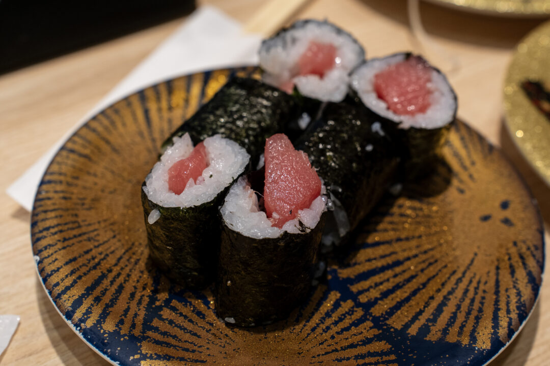 Toro maki sushi rolls with fatty tuna wrapped in seaweed and rice at Daikisuisan. 도톤보리 대기수산에서 제공된 참다랑어 뱃살 김말이 초밥