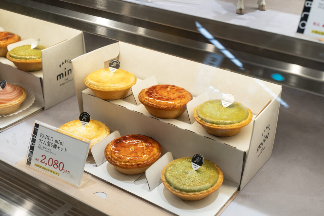 Popular 6-piece PABLO mini tart set with matcha, brulee, and plain cheese tarts on display at Shinsaibashi, Osaka. 오사카 신사이바시 파블로의 인기 미니 타르트 구성, 말차·브륄레·플레인 포함
