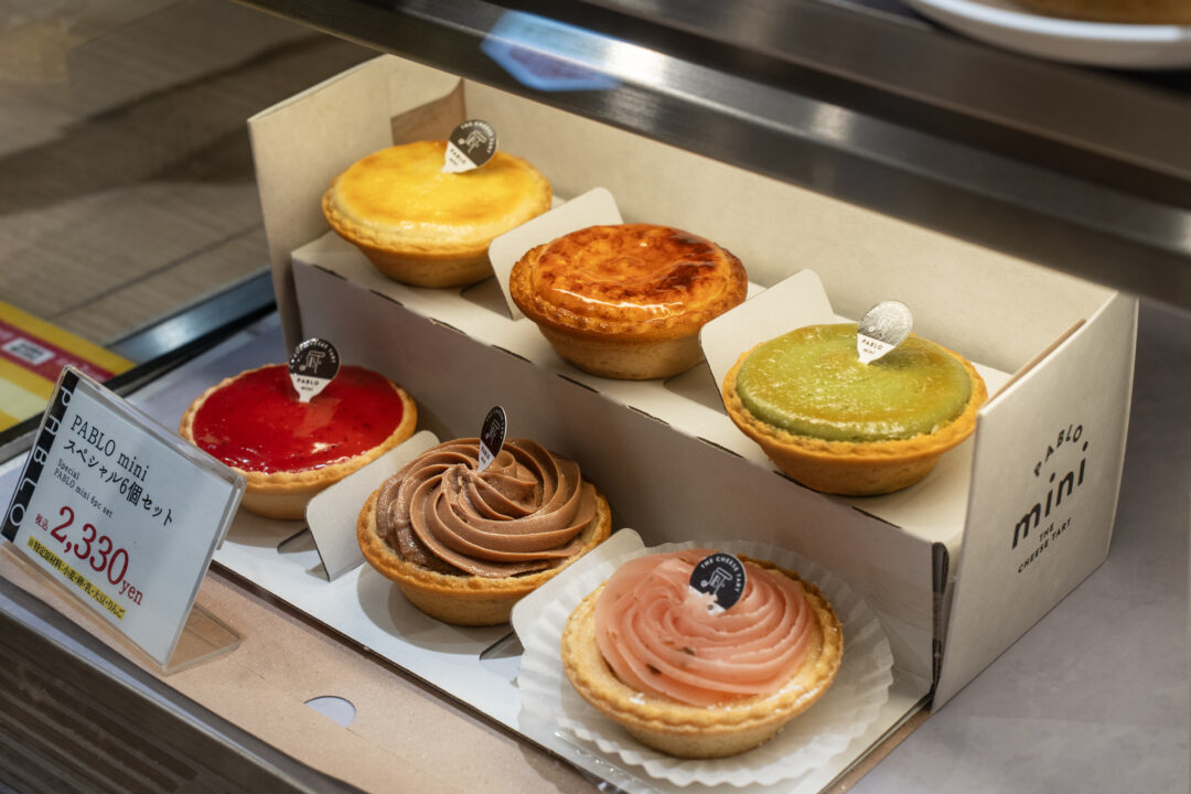 Special 6-piece PABLO mini tart set with assorted flavors on display in Shinsaibashi, Osaka. 오사카 신사이바시 파블로에서 판매 중인 다양한 맛의 미니 타르트 6종 세트