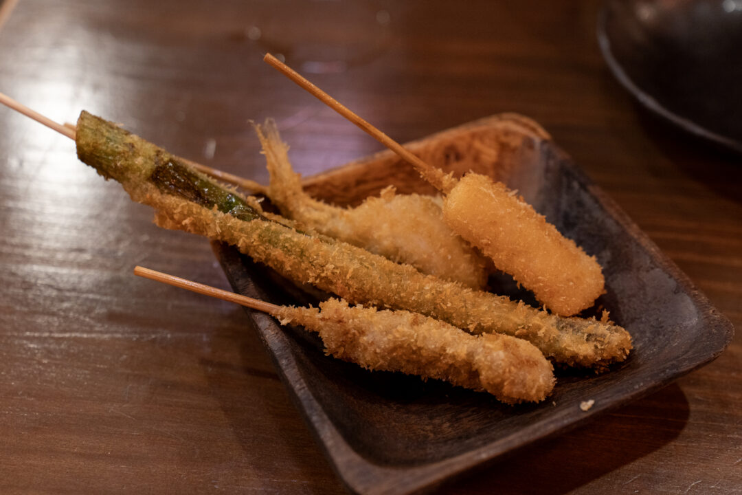 Assorted kushikatsu skewers including asparagus, squid, sillago, and beef chunks 아스파라거스, 오징어, 보리멸, 뭉치살 쿠시카츠 꼬치 모음