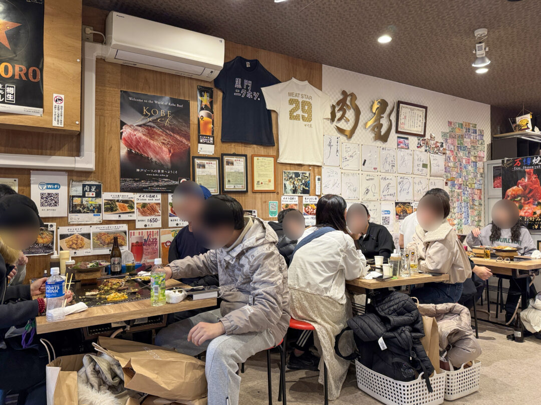 Wall inside Mitsuki’s second branch in Osaka decorated with autographs, posters, and banknotes from tourists. 유명인 사인과 관광객들이 붙인 지폐로 꾸며진 오사카 미츠키 2호점 벽면