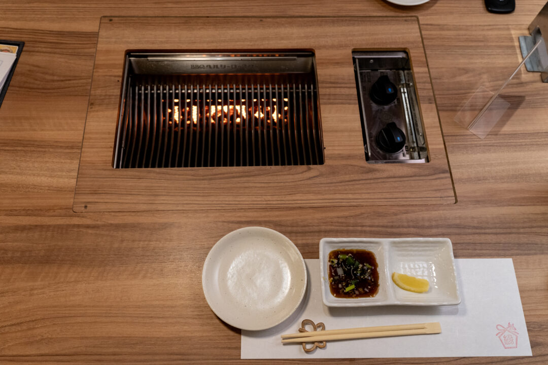 Tabletop grill and basic setting at Yakiniku En. 야키니쿠 인연의 화로와 기본 테이블 세팅