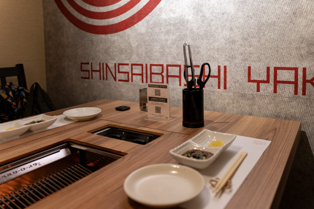 Table setup with scissors, tongs, and QR code for ordering. 가위·집게·QR코드가 세팅된 인연의 테이블