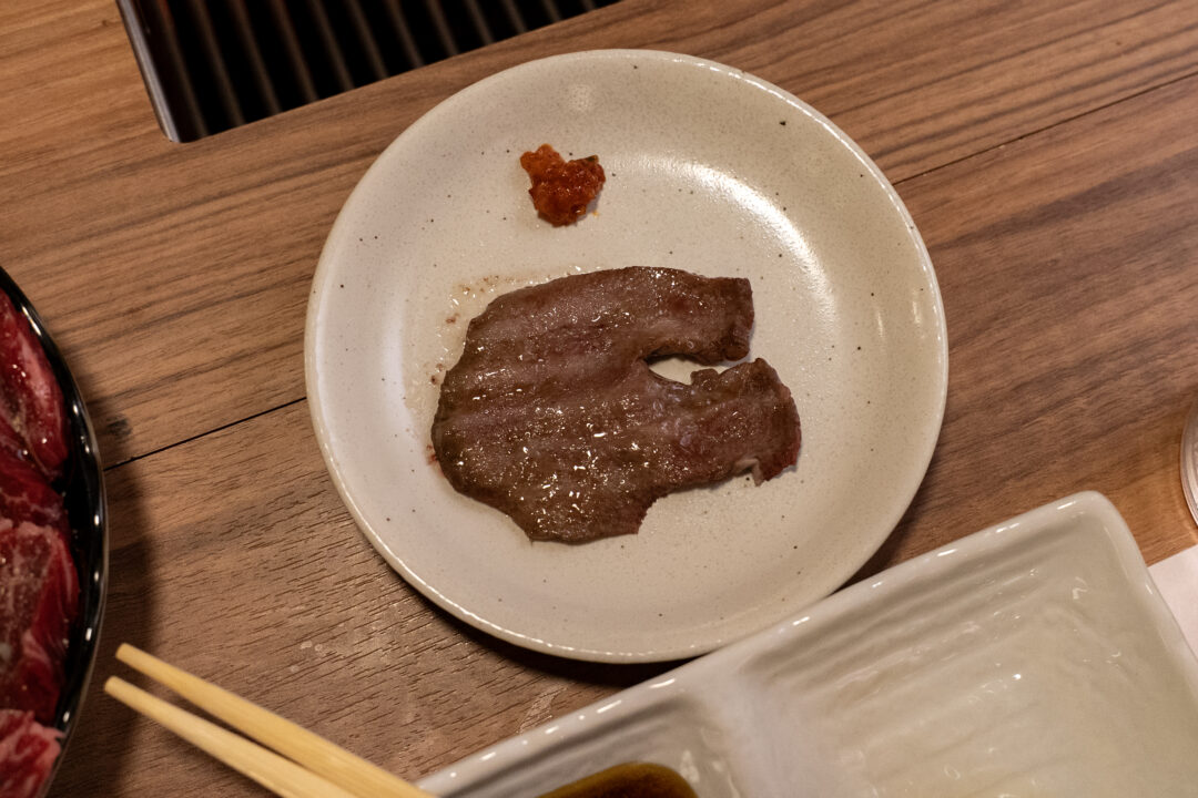 Grilled thick beef tongue on a plate. 접시에 담긴 두껍게 구운 우설