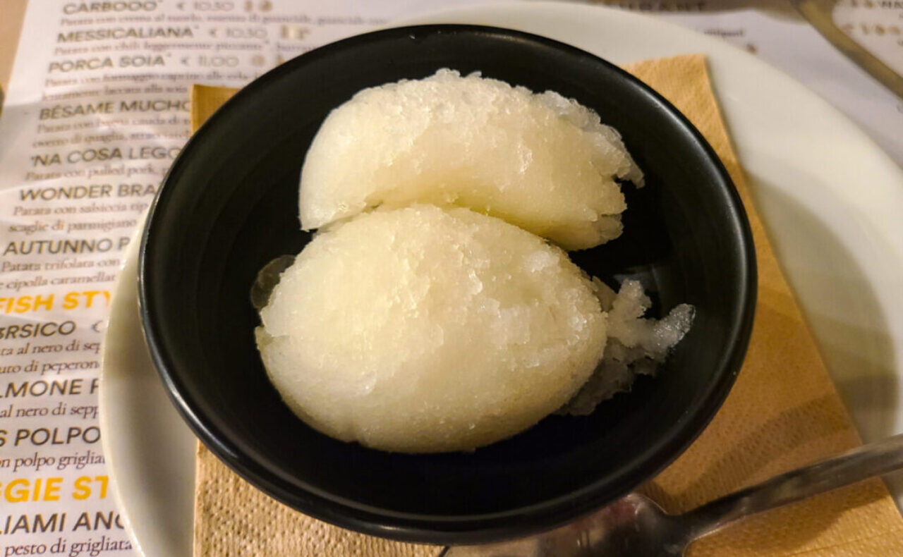 Ananas Sorbet, a refreshing pineapple sorbet served as a palate cleanser. 입안을 개운하게 정리해 주는 파인애플 소르베
